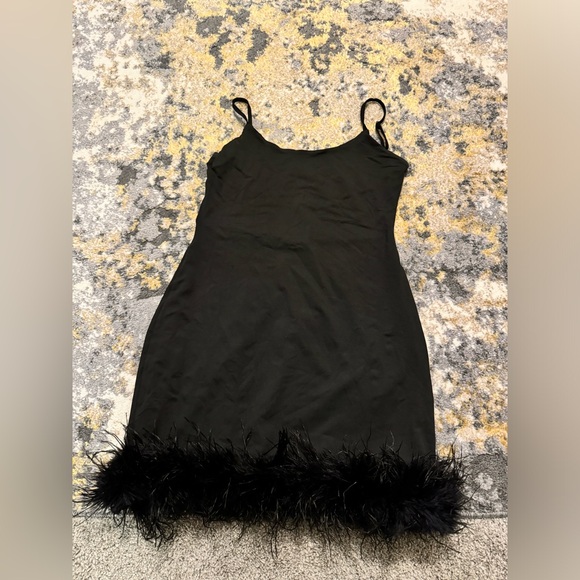 Black mini dress with feather trim - Picture 4 of 6